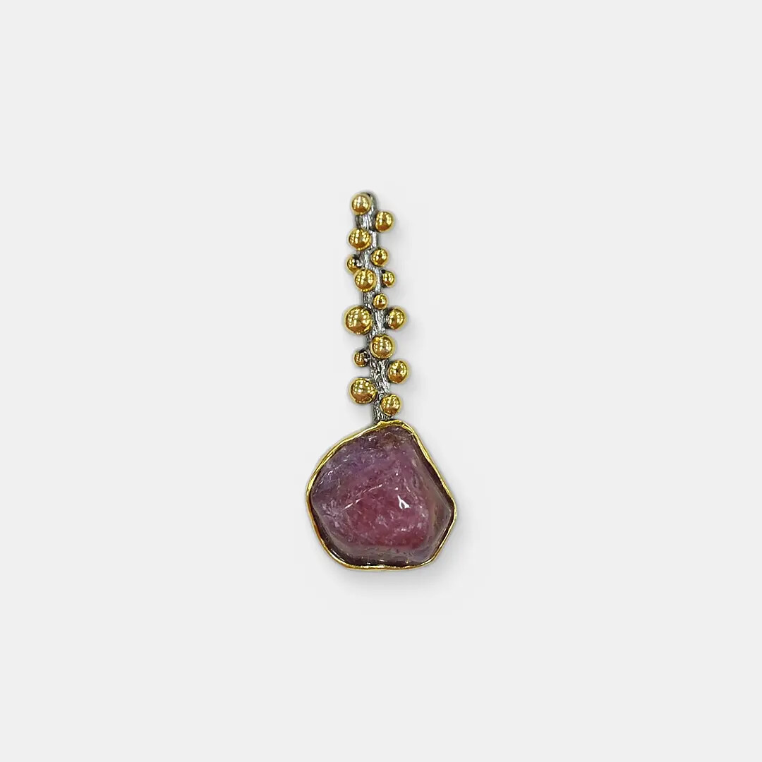 Серебряная подвеска с корундом